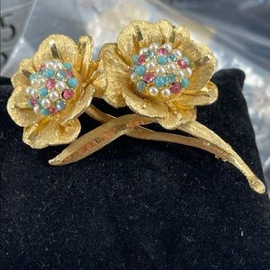 1.28.26-18 1960s Vintage BSK Goldtone Floral Brooch Faux Pearls +Rhinestones